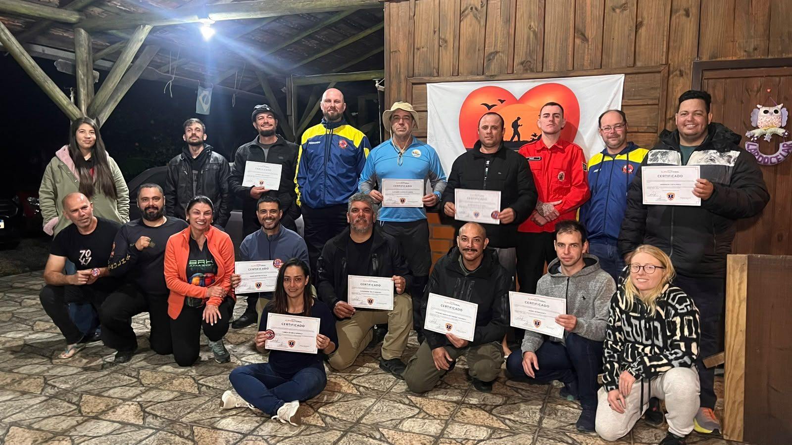 Turma reunida exibe os certificados ao final do curso