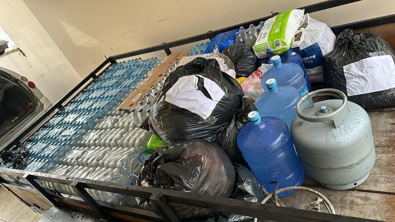 Caminhão carregado de doações — alimentos, água, botijões e mantimentos — pronto para entrega