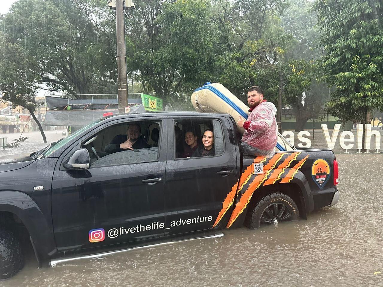 Caminhonete da equipe Live The Life avança por rua alagada durante a Missão SOS Rio Grande do Sul